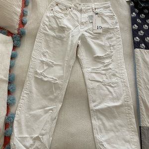 Zara jeans. The pepper mom style in white. Never Worn before. Tags still on